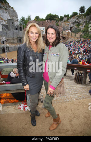 Premiere di Karl May Festspiele a Kalkfelsen, Bad Segeberg offre: Caroline Beil ha und Nadine Sosniok dove: Amburgo, Germania Quando: 23 giu 2018 Credit: Becher/WENN.com Foto Stock