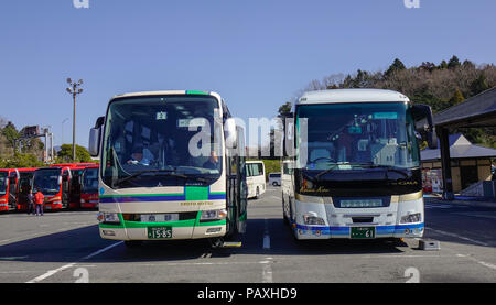 Nagoya, Giappone - Mar 17, 2018. Gli autobus turistici presso il parcheggio in Nagoya, Giappone. Nagoya è uno della nazione principali centri economici. Foto Stock