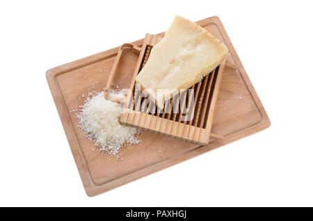 Il formaggio parmigiano reggiano su un tagliere di legno con una grattugia Foto Stock