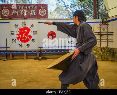 Città di Iga, Giappone - Mar 17, 2018. Un uomo che indossa il costume di Ninja e insegnamento presso la Scuola di Ninja nella città di Iga, Giappone. Foto Stock