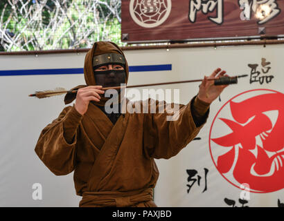 Città di Iga, Giappone - Mar 17, 2018. Un uomo che indossa il costume di Ninja e insegnamento presso la Scuola di Ninja nella città di Iga, Giappone. Foto Stock