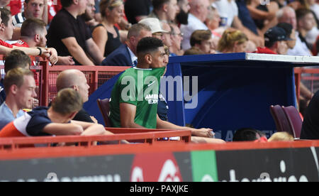 Londra UK 24 luglio 2018 - Leon Balogun di Brighton orologi dopo essere venuto fuori nella seconda metà durante la partita di calcio pre stagione amichevole tra Charlton Athletic e Brighton e Hove Albion allo stadio della valle uso editoriale solo Foto Stock