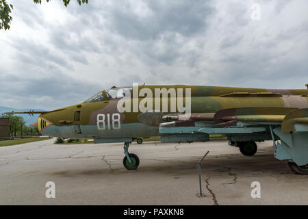 KRUMOVO, Plovdiv, Bulgaria - 29 Aprile 2017: Fighter-Bomber Sukhoi Su-22 in Aviation Museum vicino Aeroporto di Plovdiv, Bulgaria Foto Stock