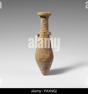 Alabastron di vetro (bottiglia di profumo). Cultura: greco, Mediterraneo orientale. Dimensioni: H.: 5 3/16 in. (13,2 cm) Diam.: 1 9/16 x 1 1/8 in. (4 x 2,9 cm). Data: 2nd-mid-1st secolo A.C. Museo: Metropolitan Museum of Art di New York, Stati Uniti d'America. Foto Stock