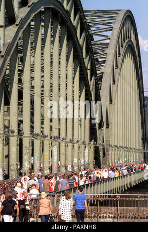 Germania, Colonia, il ponte di Hohenzollern, ponte che attraversa il fiume Reno. Deutschland, Koeln, die Hohenzollernbruecke, Rheinbruecke. Foto Stock