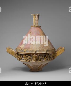 La terracotta lekanis (piatto) con coperchio e Terminale per tenda. Cultura: greco, siciliano, Centuripe. Dimensioni: complessivo: 24 1/4 x 24 1/2a. (61,6 x 62.2cm). Data: seconda metà del III secolo A.C. Questo elaborato vaso appartiene a una piccola classe di navi di Centuripe, una piccola città della Sicilia orientale, dove sono state apparentemente fatto. Caratteristicamente, sontuosa, dorate, alta decorazione in rilievo, imitando ammenda lamiera, viene combinato con un luminoso tempere. La parte anteriore e sui lati del coperchio raffigurano un scene complesse con diverse figure femminili intorno a un altare. Una figura contiene un tamburello. Nella maniglia-zona, una MED Foto Stock