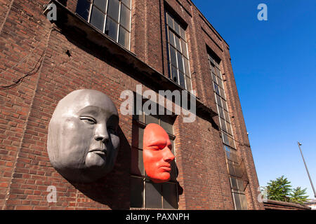 Facce di grandi dimensioni sulla facciata di un edificio ex Kloeckner Humboldt Deutz AG nel quartiere Muelheim, Colonia, Germania. ueberdimensionale G Foto Stock