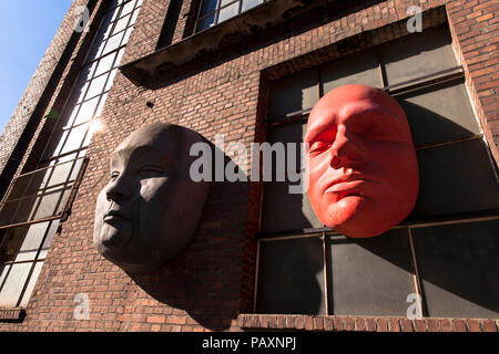 Facce di grandi dimensioni sulla facciata di un edificio ex Kloeckner Humboldt Deutz AG nel quartiere Muelheim, Colonia, Germania. ueberdimensionale G Foto Stock