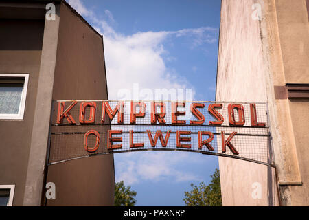 Gateway per la Kompressol fabbrica di olio su Merheimer Street nel quartiere Nippes a Colonia, Germania. Einfahrt zum Kompressol Oelwerk an der Merheimer Foto Stock