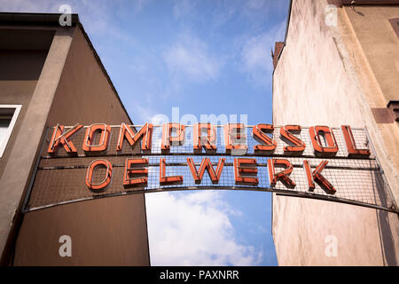 Gateway per la Kompressol fabbrica di olio su Merheimer Street nel quartiere Nippes a Colonia, Germania. Einfahrt zum Kompressol Oelwerk an der Merheimer Foto Stock