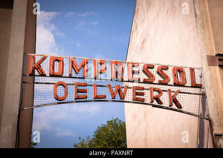 Gateway per la Kompressol fabbrica di olio su Merheimer Street nel quartiere Nippes a Colonia, Germania. Einfahrt zum Kompressol Oelwerk an der Merheimer Foto Stock