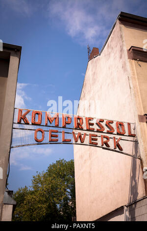 Gateway per la Kompressol fabbrica di olio su Merheimer Street nel quartiere Nippes a Colonia, Germania. Einfahrt zum Kompressol Oelwerk an der Merheimer Foto Stock