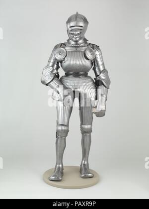 Campo Armor. Cultura: tedesco, di Norimberga. Dimensioni: H. 67 a. (170,2 cm); Wt. 49 lb. (22.23 kg); peso del casco 7 lb. 4 oz. (3289 g). Data: ca. 1525; il braccio sinistro della difesa, XIX secolo; rondels, 1923. Questa armatura scanalato è tipico della battaglia abito della cavalleria cavalleresco del sud della Germania e in Austria nel 1520s. Esso è composto da elementi provenienti da almeno tre diversi ma molto simili armature, tutti realizzati a Norimberga quando rigati armor era al suo picco di moda. L'armor è stampigliato sul pauldrons (le difese di spalla) con il marchio della città di Norimberga, sul casco con la lettera N in Foto Stock