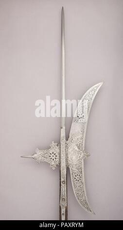 Alabarda. Cultura: Italiano. Dimensioni: L. 8 ft. 8 1/2 in. (265.4 cm); L. di testa 36 5/8 in. (93 cm); W. 14 1/2 in. (36,8 cm); Wt. 8 LB 9 oz. 3883.9 (g). Data: ca. 1575. Museo: Metropolitan Museum of Art di New York, Stati Uniti d'America. Foto Stock