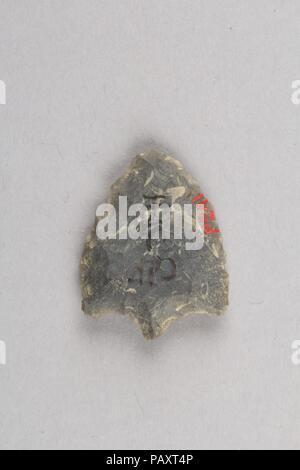 Arrowhead. Cultura: il Giappone. Dimensioni: W. 3/4 in. (1,9 cm); L. 1. (2.5 cm). Museo: Metropolitan Museum of Art di New York, Stati Uniti d'America. Foto Stock