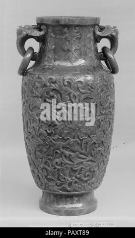 Vaso. Cultura: la Cina. Dimensioni: H. 10 7/16 in. (26,5 cm); W. 5 7/16 in. (13,8 cm). Museo: Metropolitan Museum of Art di New York, Stati Uniti d'America. Foto Stock