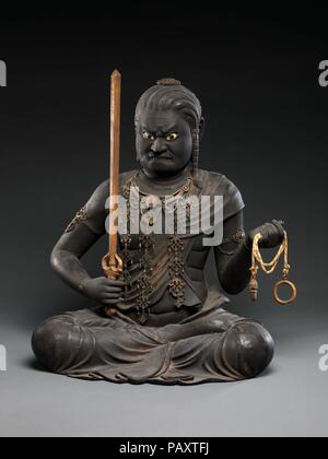 Fudo Myoo. Artista: Kaikei (giapponese, active 1183-1223). Cultura: il Giappone. Dimensioni: H. 21 a. (53,3 cm); H. alla sommità della spada 21 1/2 in. (54,6 cm); W. 16 3/4 in. (42,5 cm); D. 15 a. (38,1 cm). Data: inizio del XIII secolo. Fudo Myoo (sanscrito: Acala-vidyaraja), il capo dei cinque saggezza re (Godai myoo), è l'avatar irata di Dainichi Buddha e la tenace protettore della legge buddista. La sua iconografia, prelevata dal Sutra Dainichi, descrive il suo corpo come nero o blu, con occhi sporgenti sporgendo zanne che mordono il suo labbro inferiore e i capelli che pende verso il basso la sua spalla sinistra. Egli esercita in hi Foto Stock