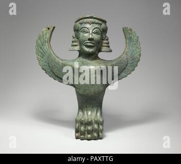 Piede di bronzo nella forma di una sfinge. Cultura: greco. Dimensioni: complessivo: 10 7/8 x 8 x 6 1/2 in. (27,6 x 20,3 x 16,5 cm). Data: ca. 600 A.C.. Tra l ottavo e il sesto secolo a.c. elaborare recipienti in bronzo sono stati tra il nobile creazioni di artisti greci. Questo piede è stato probabilmente uno dei tre un supporto estremamente grandi, bacino poco profondo. Creature mitologiche come la sfinge e qui il griffin (1972.118.54) nelle vicinanze deve essere inteso come custode figure non semplicemente decorazione. Museo: Metropolitan Museum of Art di New York, Stati Uniti d'America. Foto Stock