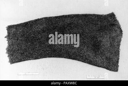 Manicotto di Mail. Cultura: tedesco. Dimensioni: L. 18 1/2 in. (47,0 cm); W. 7 7/8 in. (20,0 cm); Diam. (Esterno) di collegamenti 3/16 in. (5.0 mm); Diam. (Interno) di collegamenti da 1/8 in. (2,8 mm); Wt. 2 LB 9 oz. (600 g). Data: XVI secolo. Museo: Metropolitan Museum of Art di New York, Stati Uniti d'America. Foto Stock