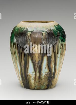 Vaso. Cultura: American. Dimensioni: 11 5/8 in. (29,5 cm). Maker: Adelaide Alsop Robineau (American, Middletown, Connecticut, 1865-1929 Syracuse, New York). Data: ca. 1907-8. Dalla fine del diciannovesimo secolo, vi è stato un crescente desiderio tra ceramisti, soprattutto le donne a diventare più indipendenti e a lasciarsi coinvolgere in tutti gli aspetti del loro mestiere. Tra questi, Adelaide Alsop Robineau, lavorando principalmente in Syracuse, New York divenne uno dei più compiuta. Ella epitomized studio potter. Lavorando nella difficile medie di porcellana, lei invocata a suo marito per preparare lo smalto Foto Stock