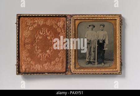[Due giovani operai con asce]. Artista: Sconosciuto (americano). Dimensioni: Immagine: 7 x 5,6 cm (2 3/4 x 2 3/16 in.) tappeto: 8,3 x 7 cm (3 1/4 x 2 3/4 in.): 1,7 x 9,4 x 8,1 cm (11/16 x 3 11/16 x 3 3/16 in.). Data: 1860s-70s. Museo: Metropolitan Museum of Art di New York, Stati Uniti d'America. Foto Stock