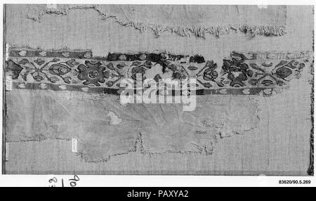 Frammento di una tunica. Dimensioni: 17 11/16 in. alta 6 7/16 in. ampia (45 cm di altezza 16,4 cm di larghezza). Data: 5° secolo. Museo: Metropolitan Museum of Art di New York, Stati Uniti d'America. Foto Stock