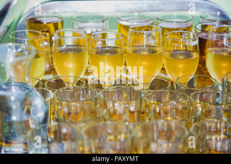 La fabbrica di birra, le bevande e il concetto di alcool ,i diversi tipi di bevande/bevande in bicchieri sul carrello pronto a servire in parte. Foto Stock
