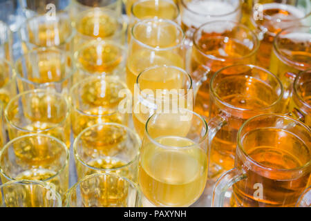 La fabbrica di birra, le bevande e il concetto di alcool ,i diversi tipi di bevande/bevande in bicchieri sul carrello pronto a servire in parte. Foto Stock