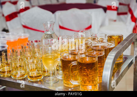 La fabbrica di birra, le bevande e il concetto di alcool ,i diversi tipi di bevande/bevande in bicchieri sul carrello pronto a servire in parte. Foto Stock