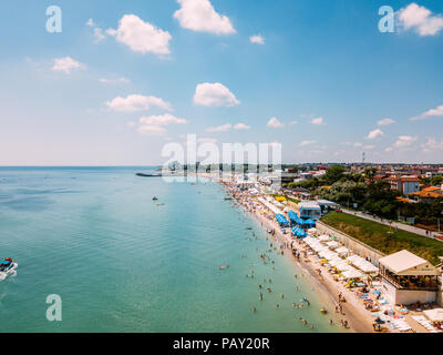 COSTINESTI, ROMANIA - Luglio 16, 2018: antenna fuco vista della folla di persone per divertirsi e rilassarsi sulla spiaggia Costinesti in Romania Foto Stock