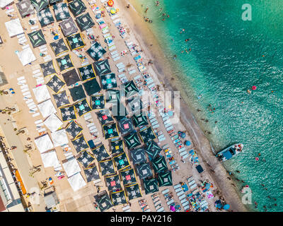 COSTINESTI, ROMANIA - Luglio 16, 2018: antenna fuco vista della folla di persone per divertirsi e rilassarsi sulla spiaggia Costinesti in Romania Foto Stock