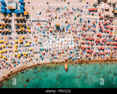 COSTINESTI, ROMANIA - Luglio 16, 2018: antenna fuco vista della folla di persone per divertirsi e rilassarsi sulla spiaggia Costinesti in Romania Foto Stock