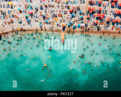 COSTINESTI, ROMANIA - Luglio 16, 2018: antenna fuco vista della folla di persone per divertirsi e rilassarsi sulla spiaggia Costinesti in Romania Foto Stock