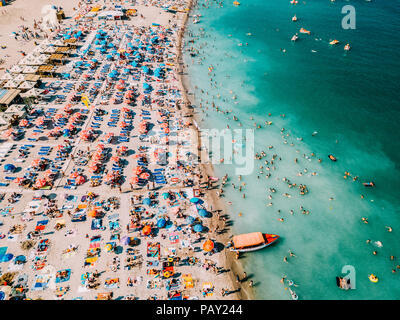 COSTINESTI, ROMANIA - Luglio 16, 2018: antenna fuco vista della folla di persone per divertirsi e rilassarsi sulla spiaggia Costinesti in Romania Foto Stock