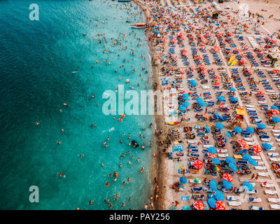 COSTINESTI, ROMANIA - Luglio 16, 2018: antenna fuco vista della folla di persone per divertirsi e rilassarsi sulla spiaggia Costinesti in Romania Foto Stock