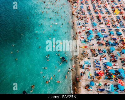 COSTINESTI, ROMANIA - Luglio 16, 2018: antenna fuco vista della folla di persone per divertirsi e rilassarsi sulla spiaggia Costinesti in Romania Foto Stock