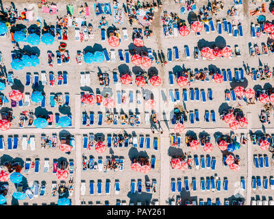 COSTINESTI, ROMANIA - Luglio 16, 2018: antenna fuco vista della folla di persone per divertirsi e rilassarsi sulla spiaggia Costinesti in Romania Foto Stock