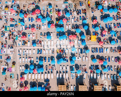 COSTINESTI, ROMANIA - Luglio 16, 2018: antenna fuco vista della folla di persone per divertirsi e rilassarsi sulla spiaggia Costinesti in Romania Foto Stock