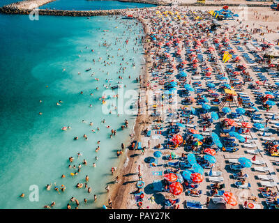 COSTINESTI, ROMANIA - Luglio 16, 2018: antenna fuco vista della folla di persone per divertirsi e rilassarsi sulla spiaggia Costinesti in Romania Foto Stock