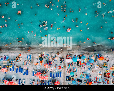 COSTINESTI, ROMANIA - Luglio 16, 2018: antenna fuco vista della folla di persone per divertirsi e rilassarsi sulla spiaggia Costinesti in Romania Foto Stock