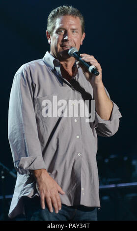 MIAMI BEACH, FL - 30 dicembre: ex giocatore di NFL Dan Marino sul palco Orange Bowl Beach Bash su dicembre 30, 2015 a Miami Beach, Florida Persone: Dan Marino Foto Stock