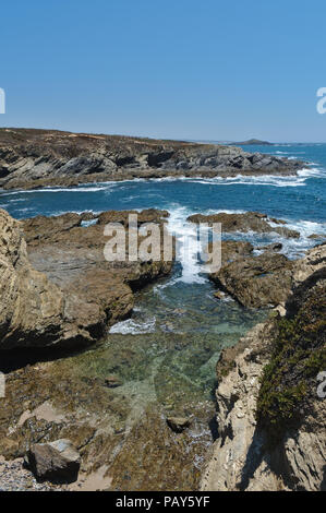 Pessegueiro Isola, rocce e dirupi in Porto Covo. Alentejo, Portogallo Foto Stock