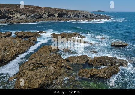 Pessegueiro Isola, rocce e dirupi in Porto Covo. Alentejo, Portogallo Foto Stock