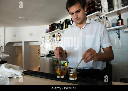 Un cameriere è rendere un cocktail presso il ristorante Perla Blanca a Peniscola Spagna settentrionale Foto Stock