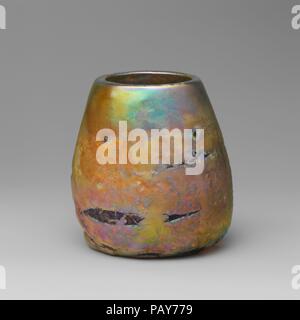 Vaso. Cultura: American. Progettista: progettato da Louis Comfort Tiffany (American, New York 1848-1933 New York). Dimensioni: H. 3 7/8 in. (9.8 cm). Autore: i forni a Tiffany. Data: ca. 1915. Museo: Metropolitan Museum of Art di New York, Stati Uniti d'America. Foto Stock