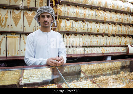 DUBAI, Emirati Arabi Uniti - 14 Febbraio 2018: un rivenditore di gioielli a lavorare in un negozio a Dubai Gold Souk mercato, Emirati Arabi Uniti Foto Stock