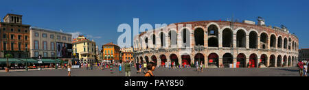 VERONA - Italia 11 Agosto: Piazza Bra, spesso abbreviato a Bra, è la più grande piazza di Verona, Italia, con alcune rivendicazioni che è il più grande in c Foto Stock