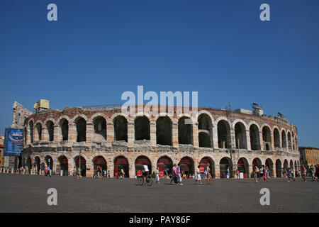 VERONA - Italia 11 Agosto: Piazza Bra, spesso abbreviato a Bra, è la più grande piazza di Verona, Italia, con alcune rivendicazioni che è il più grande in c Foto Stock