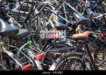 Close up olandesi di biciclette parcheggiate su Stationsplein, Amsterdam, Paesi Bassi Foto Stock