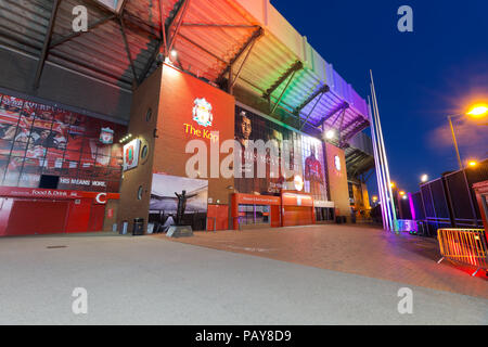 Anfield, casa di Liverpool Football Club illuminato con i colori di LGBT come la città brilla di una luce sulla diversità in anticipo del Liverpool orgoglio settimana. Foto Stock